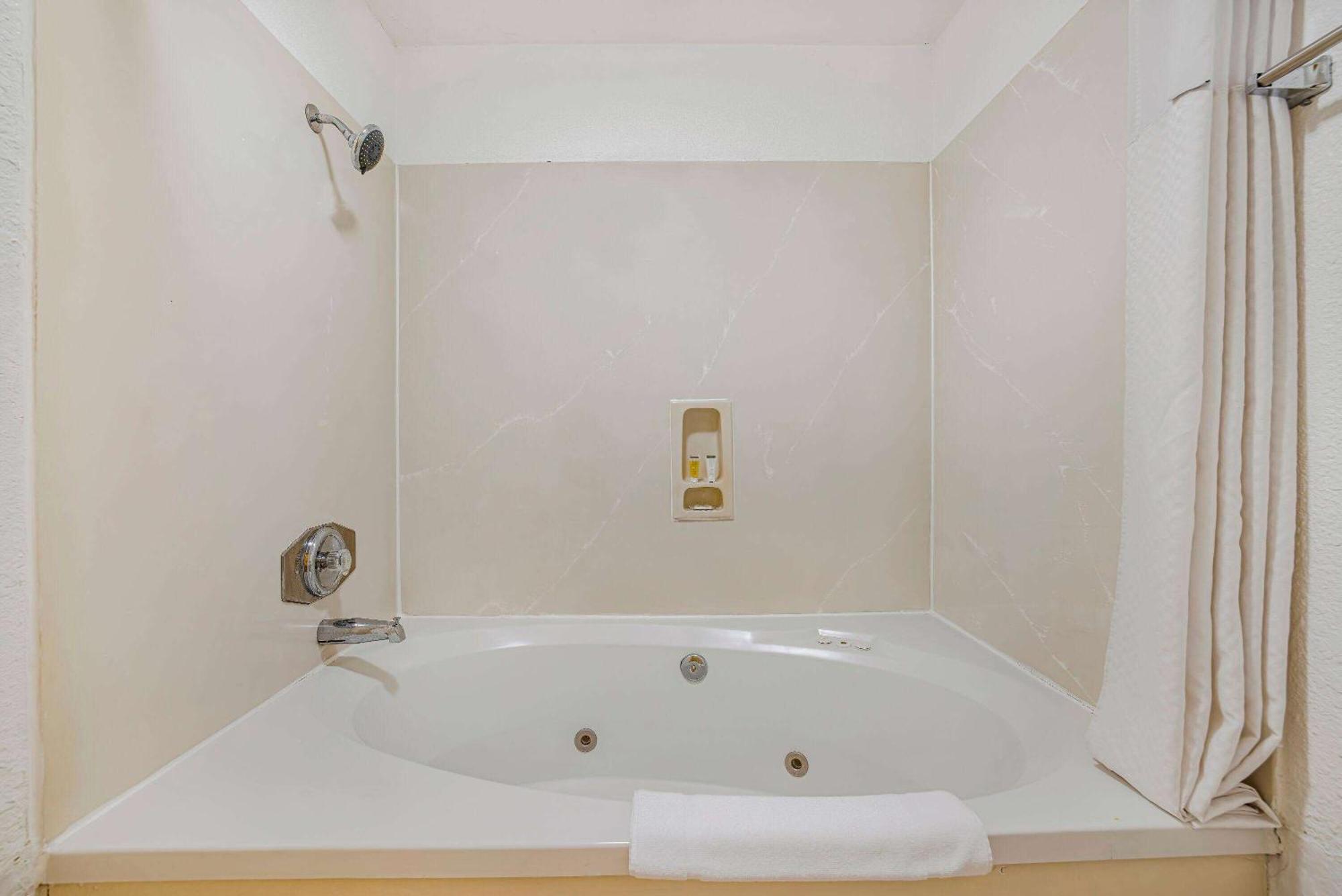 Super 8 by Wyndham Auburn Hotel Bagian luar foto