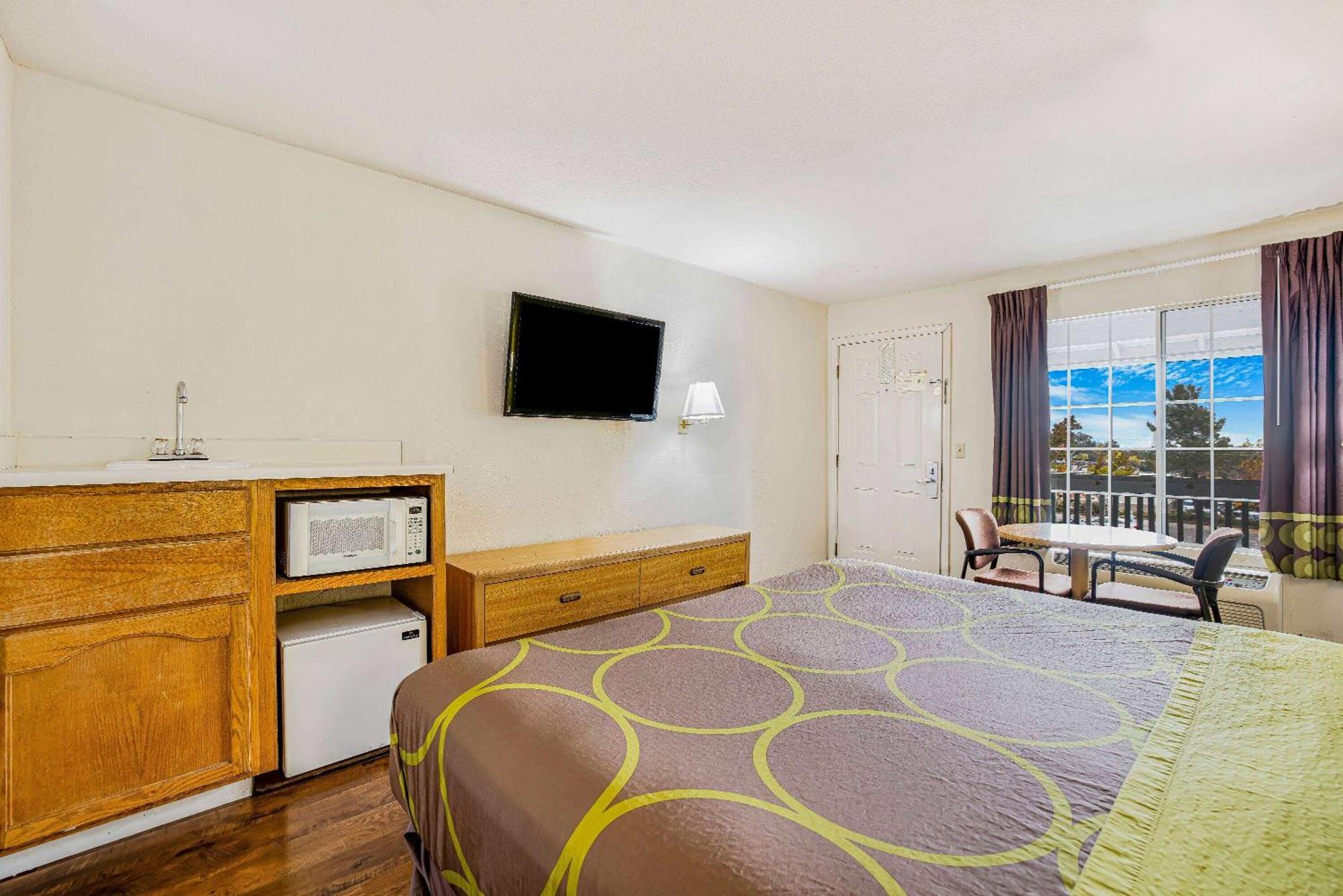 Super 8 by Wyndham Auburn Hotel Bagian luar foto