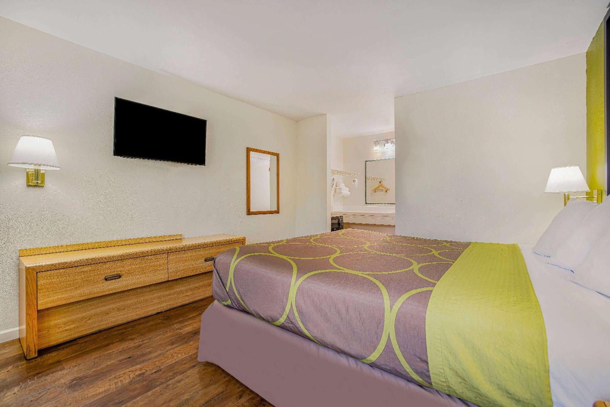 Super 8 by Wyndham Auburn Hotel Bagian luar foto