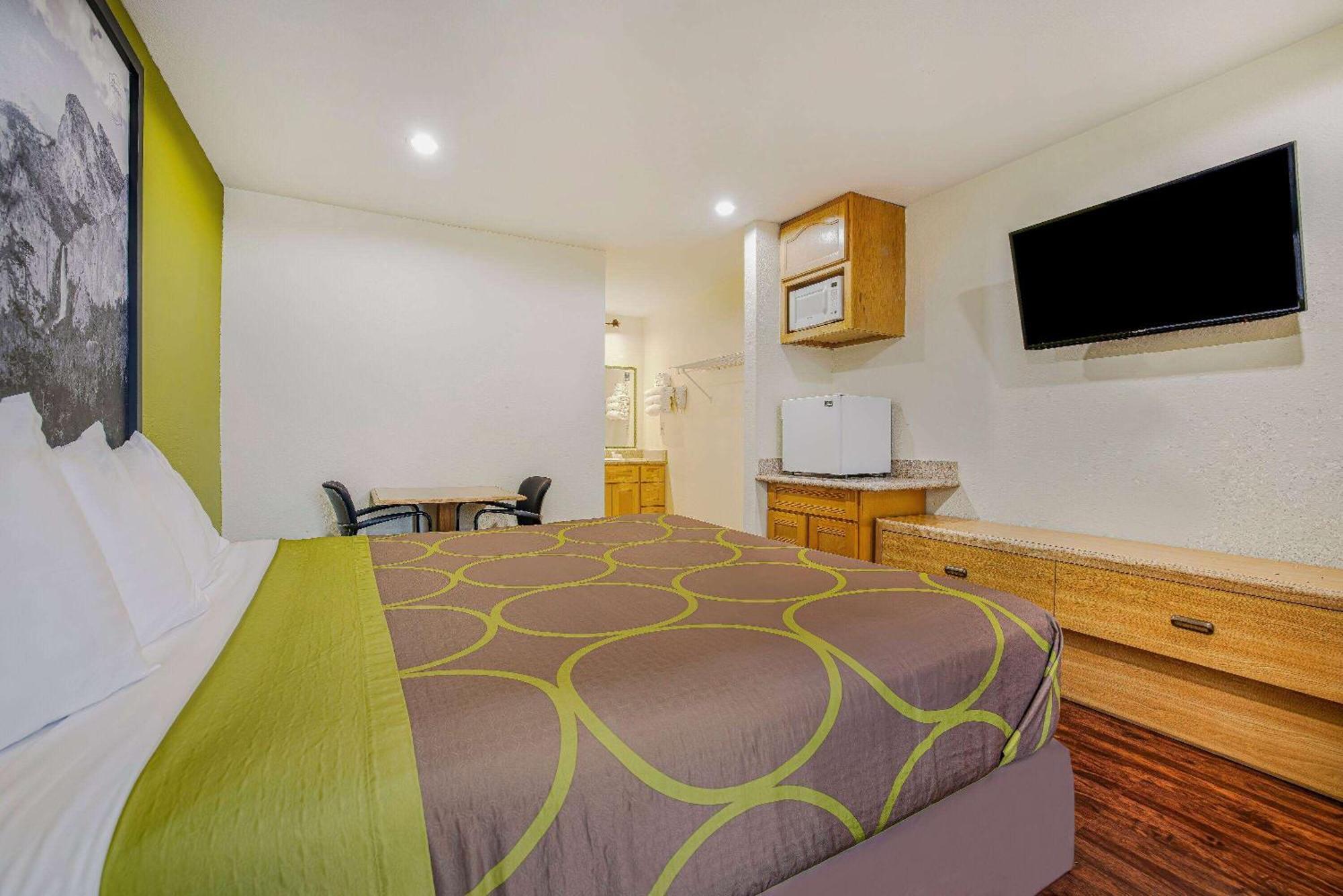 Super 8 by Wyndham Auburn Hotel Bagian luar foto