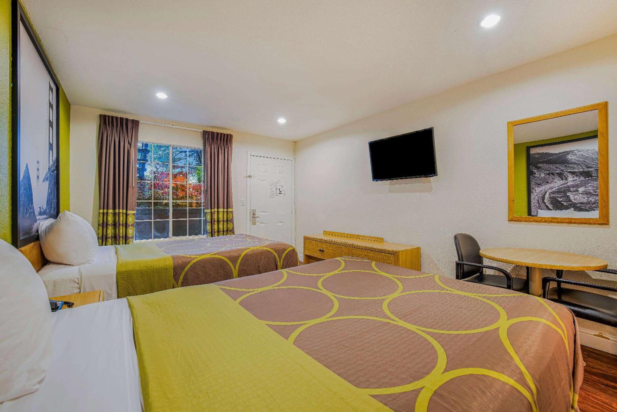 Super 8 by Wyndham Auburn Hotel Bagian luar foto